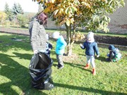 Uklízíme listí na zahrádce